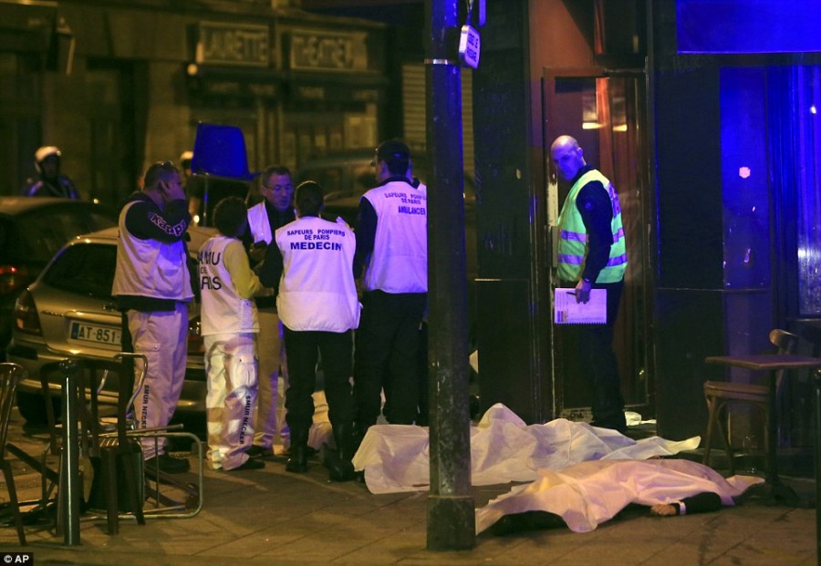 2E6C9FB000000578-3317836-The_terror_attack_which_happened_near_the_Stade_de_France_in_Par-a-65_1447459227394