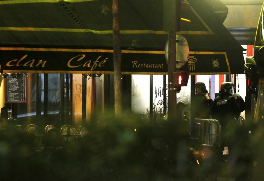 French police secure the area outside a cafe near the Bataclan concert hall following fatal shootings in Paris, France, November 13, 2015. REUTERS/Christian Hartmann