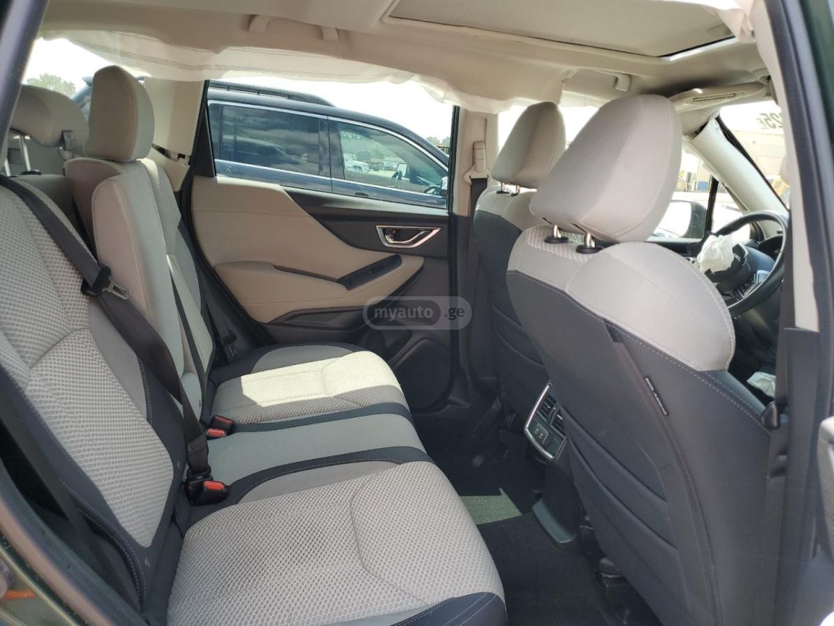 Subaru Premium 4dr All-Wheel Drive CV — миниатюра 11