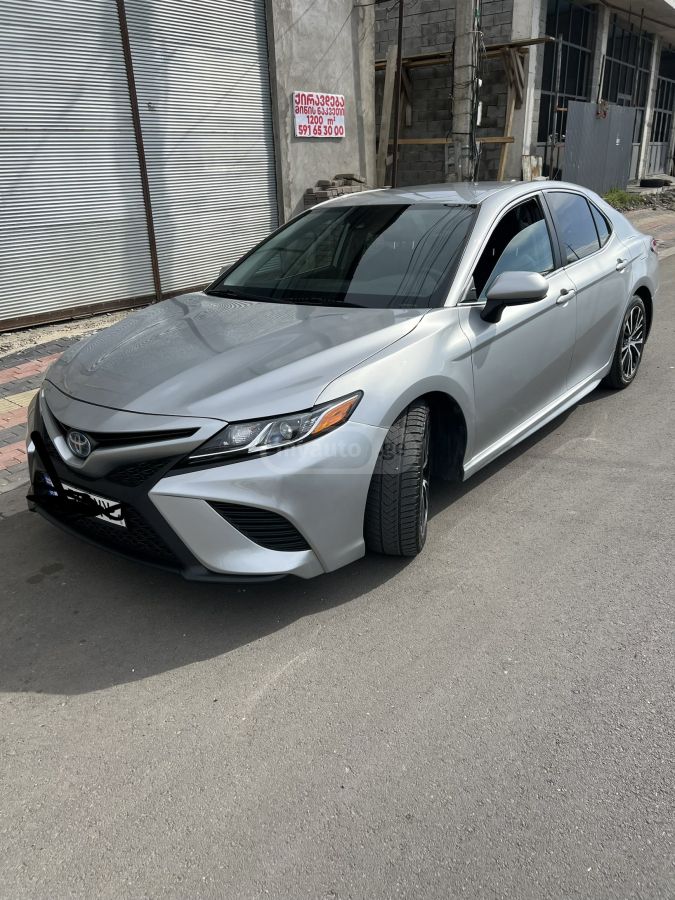 Toyota Camry - фото 1
