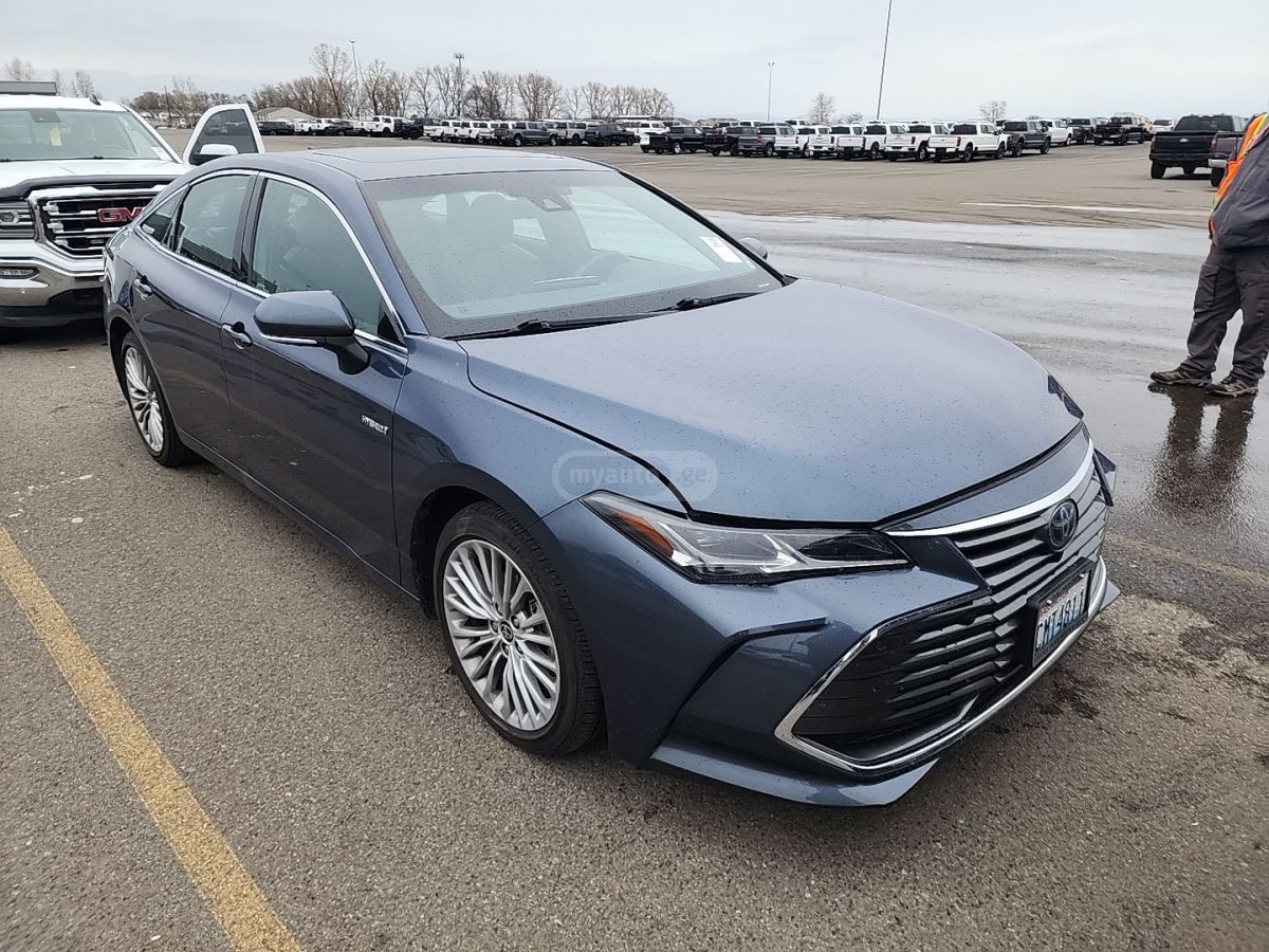 Toyota Limited 4dr Front-Wheel Drive — миниатюра 1