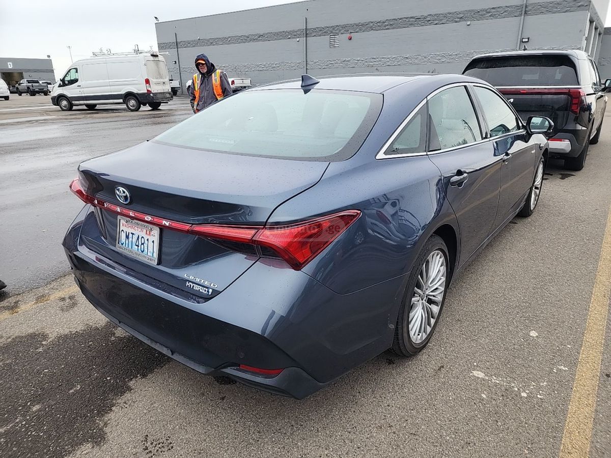 Toyota Limited 4dr Front-Wheel Drive — миниатюра 3