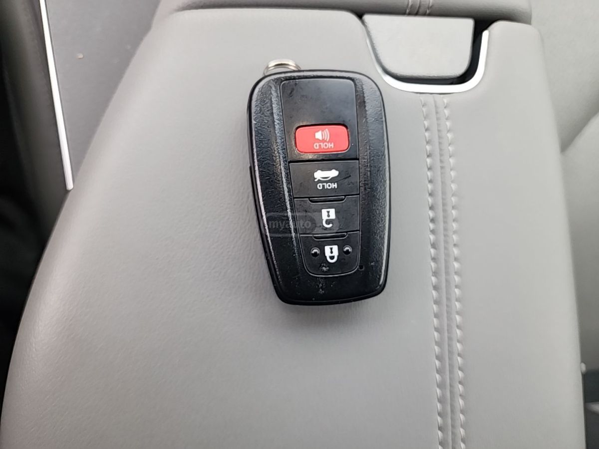 Toyota Limited 4dr Front-Wheel Drive — миниатюра 9