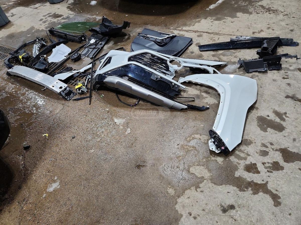 Toyota XSE 4dr All-Wheel Drive CVT — миниатюра 12