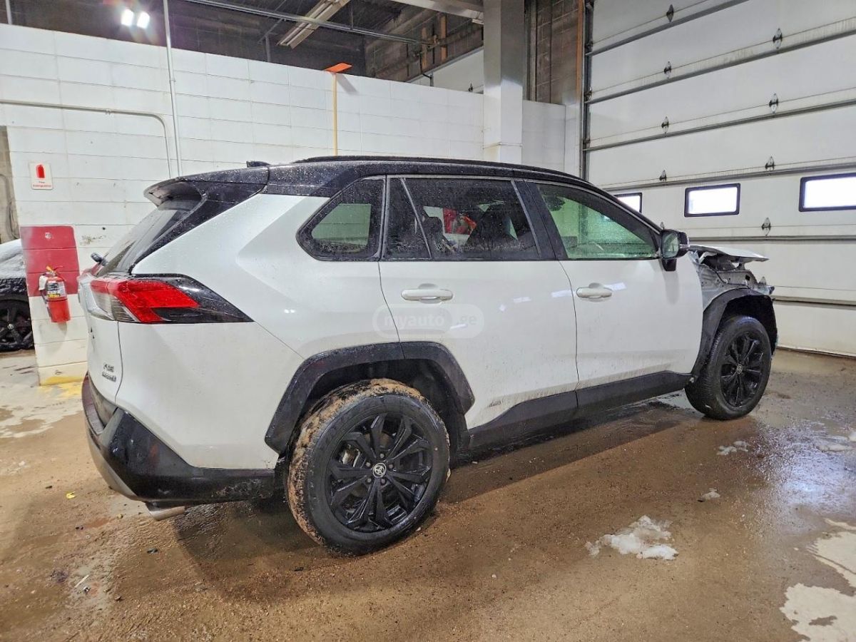 Toyota XSE 4dr All-Wheel Drive CVT — миниатюра 4