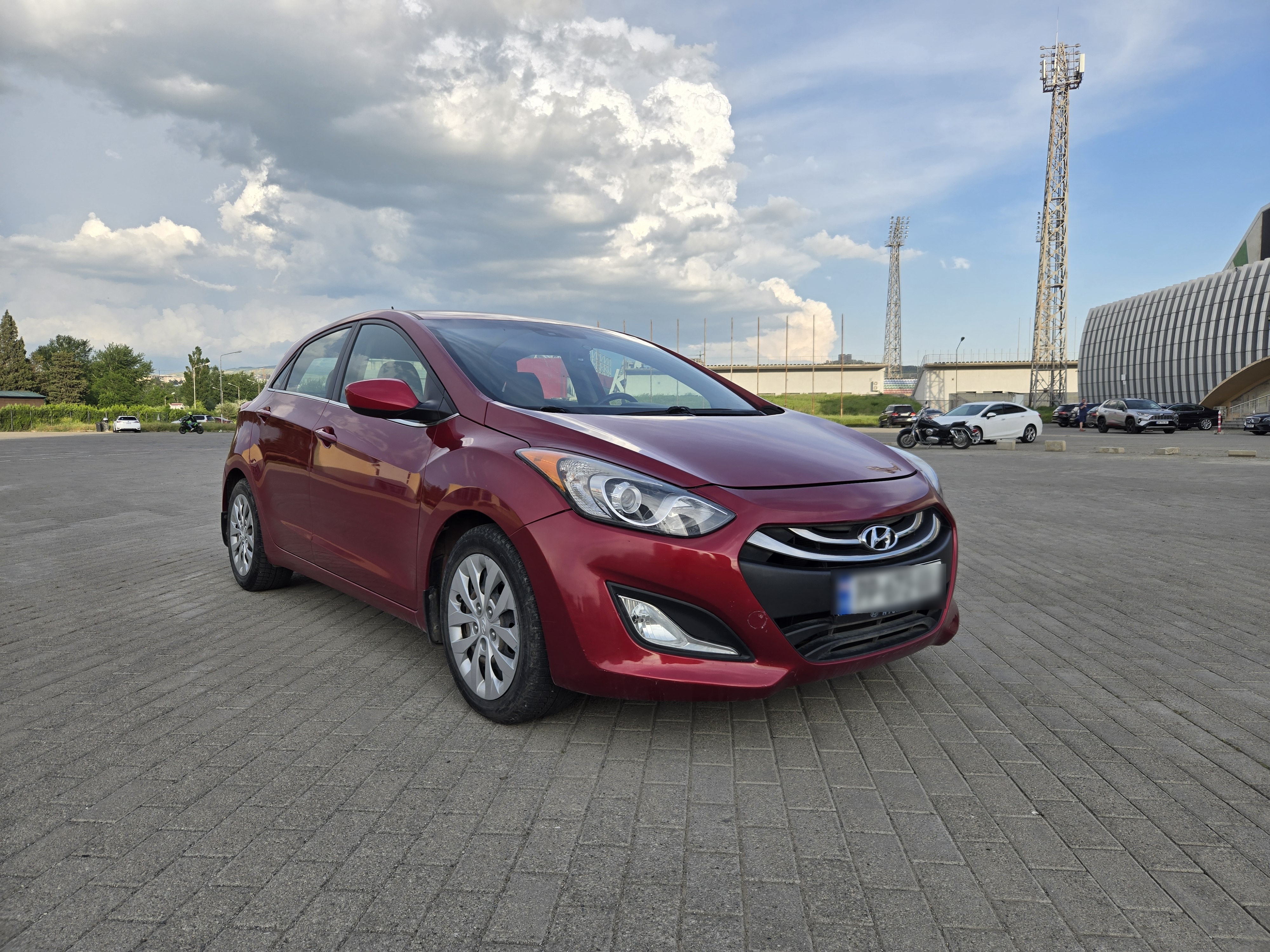 Hyundai Elantra GT - фото 1