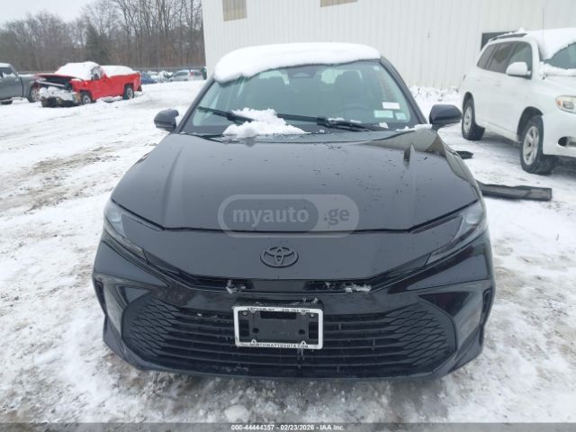 Toyota Camry - фото 1