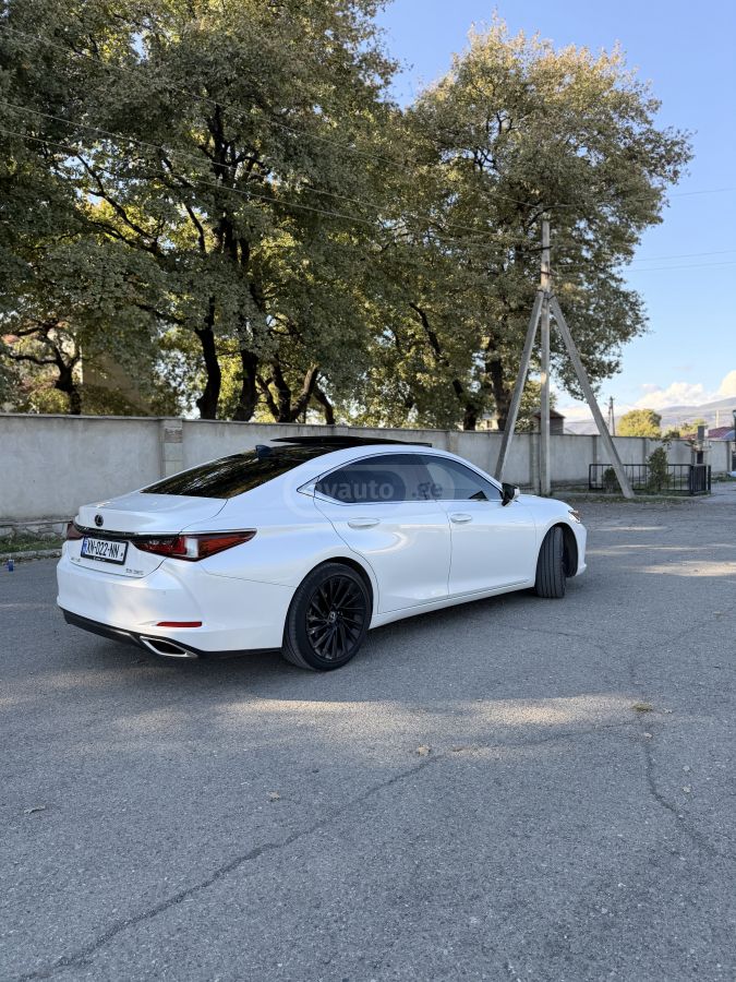 Lexus Ultra Luxury 4dr Front-Wheel D — миниатюра 2