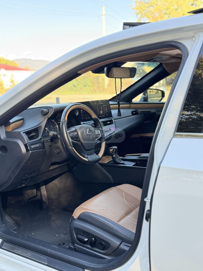 Lexus Ultra Luxury 4dr Front-Wheel D — миниатюра 7