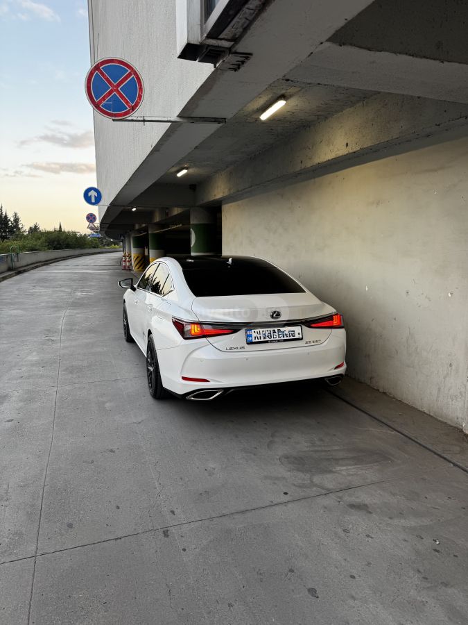 Lexus Ultra Luxury 4dr Front-Wheel D — миниатюра 8