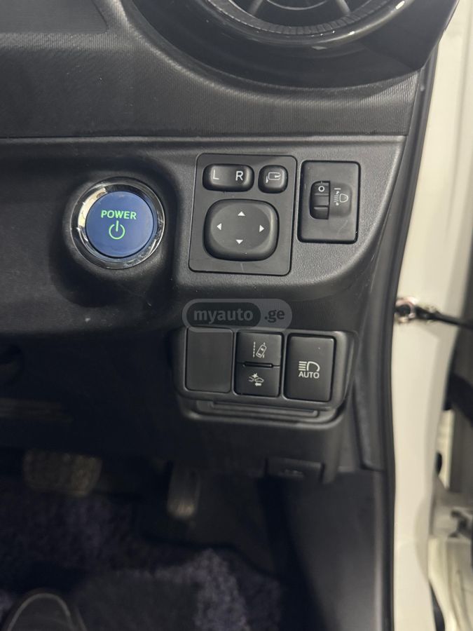 Toyota Aqua - фото 12