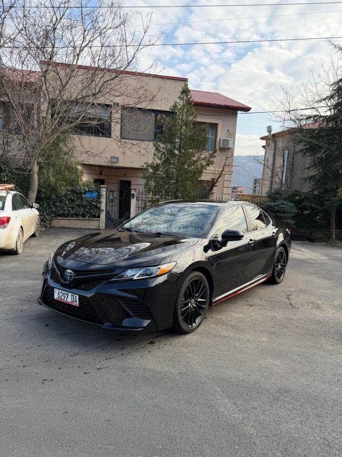 Toyota Camry - фото 1