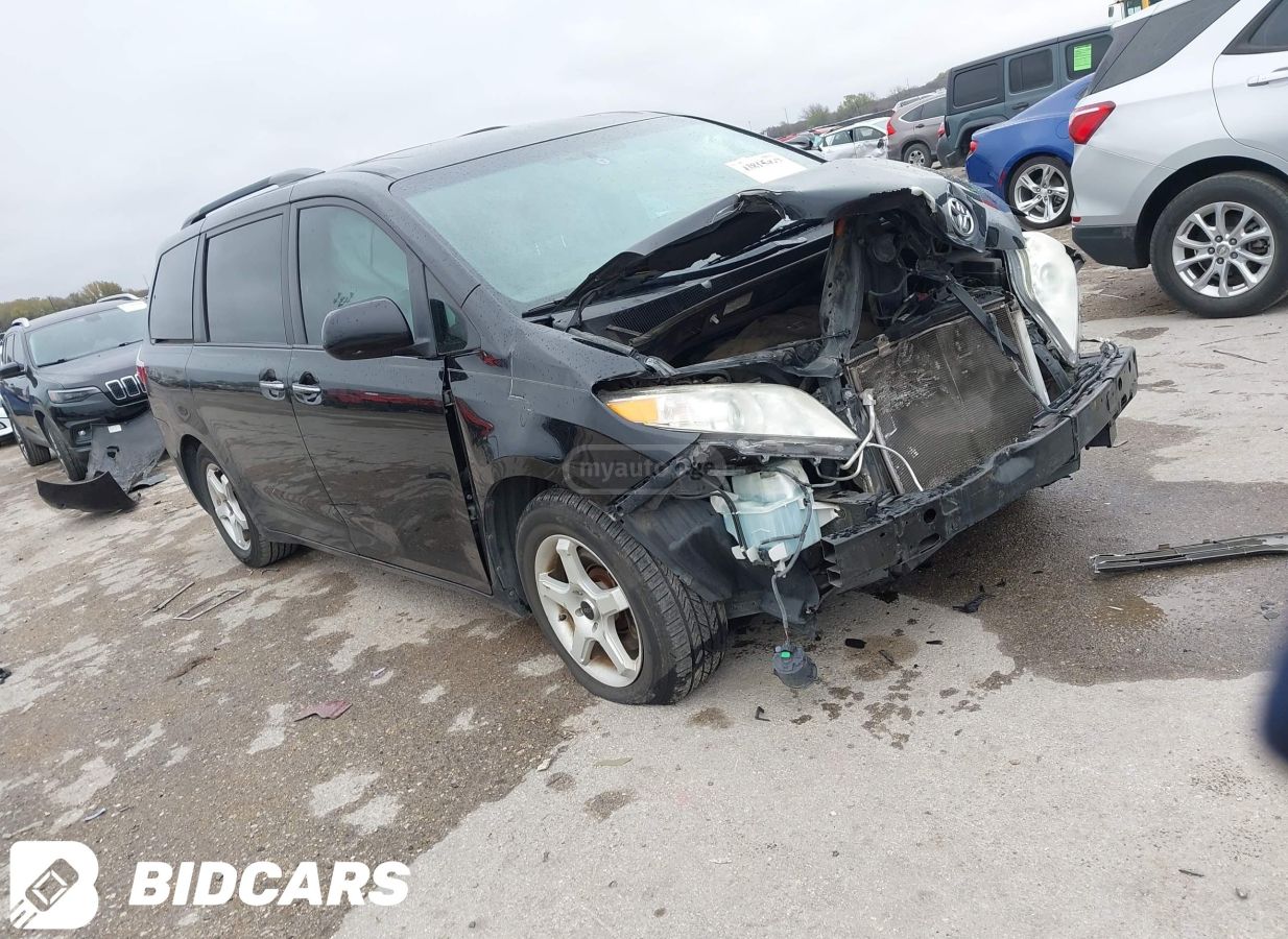 Toyota Sienna - фото 2