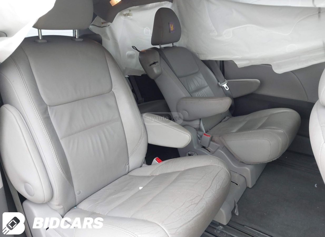 Toyota Sienna - фото 8