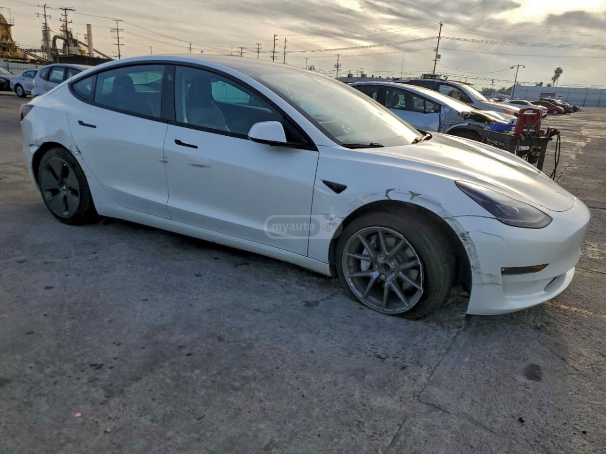 Tesla Model 3 - фото 4