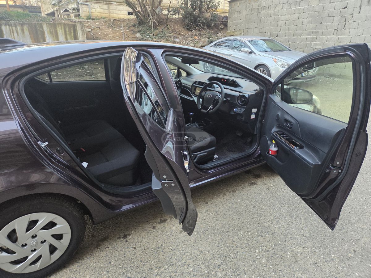 Toyota Aqua - фото 12