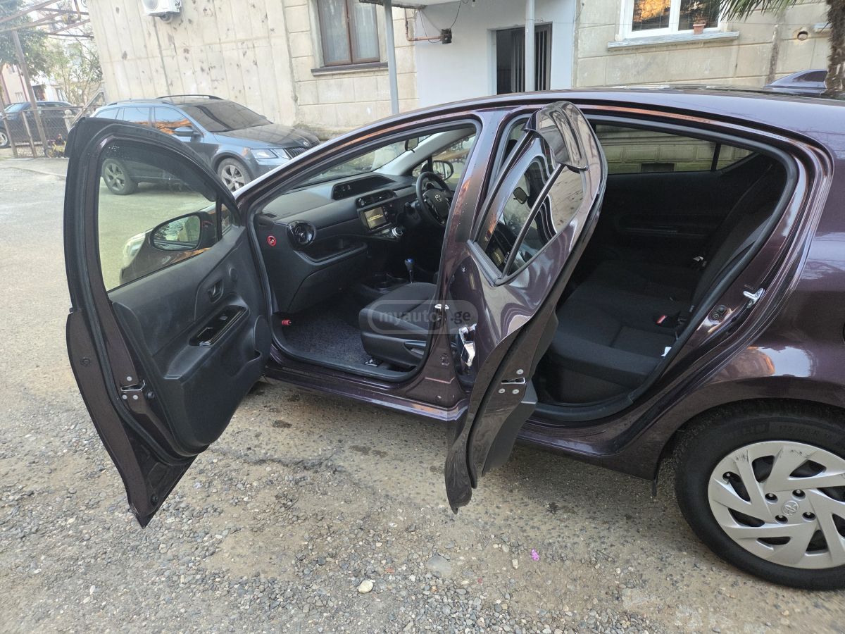 Toyota Aqua - фото 9