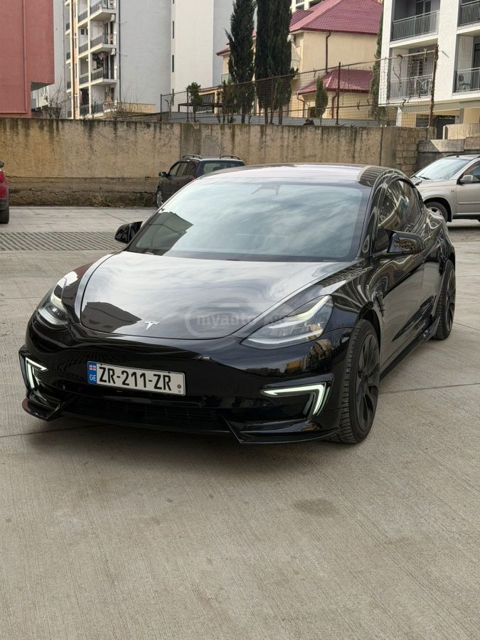 Tesla Model 3 - фото 1