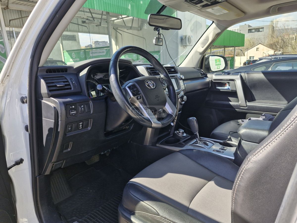 Toyota 4 Runner - фото 6