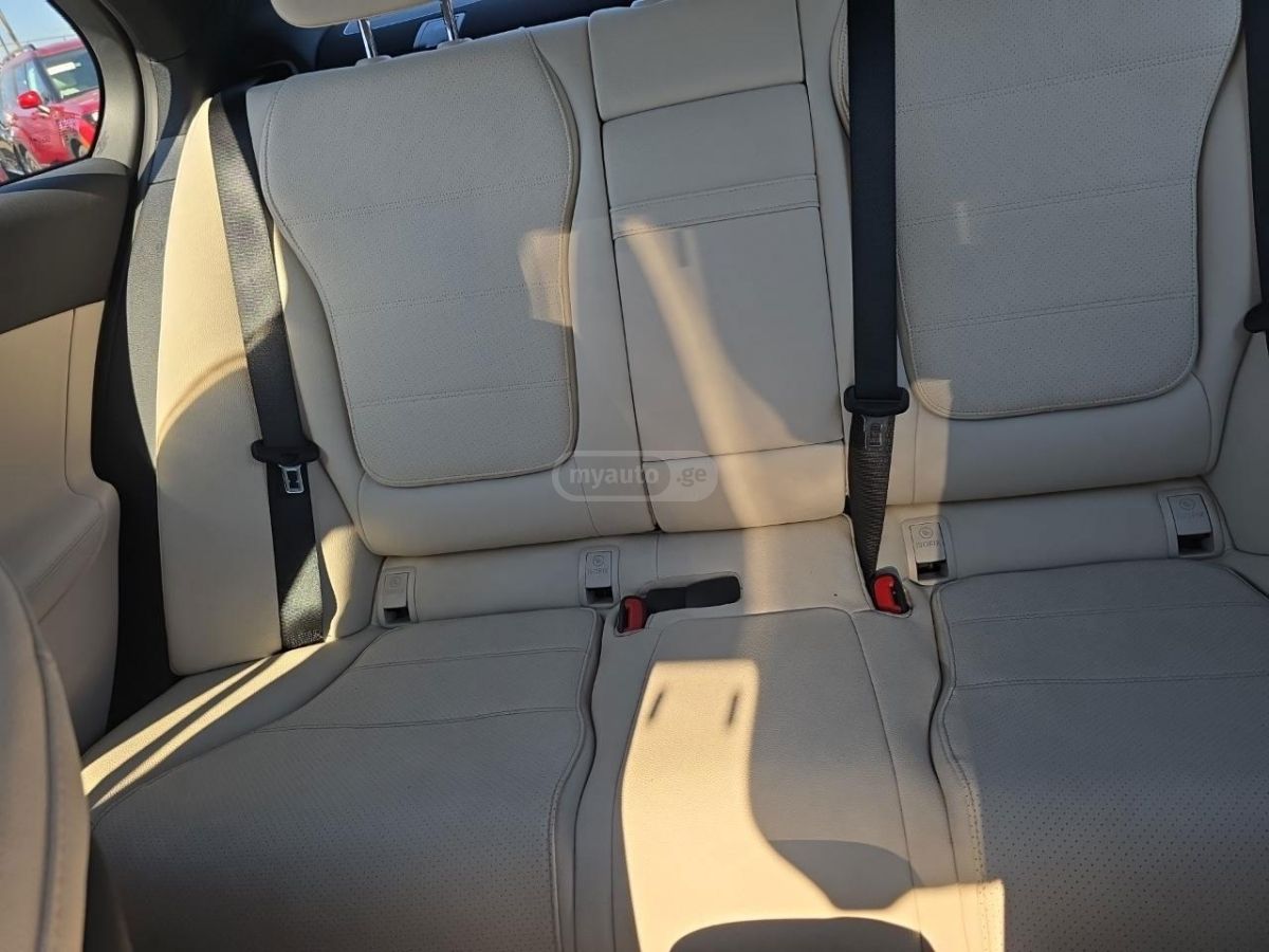 Mercedes-Benz C 300 2025 — миниатюра 10