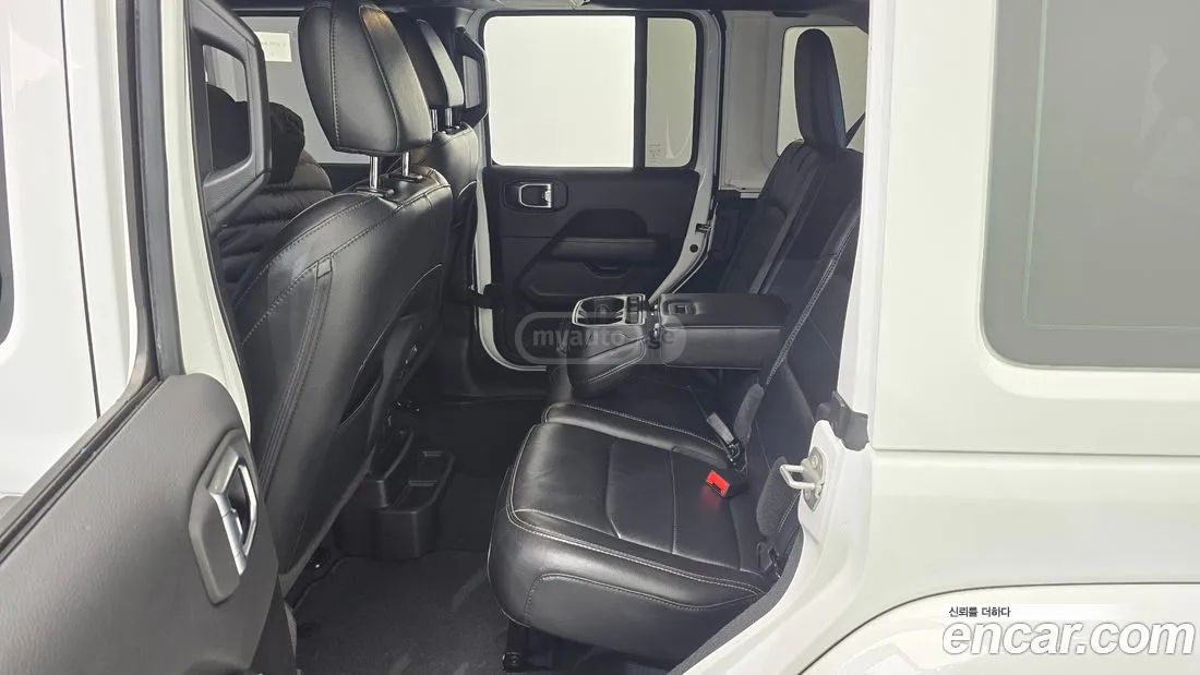 Jeep Wrangler - фото 11