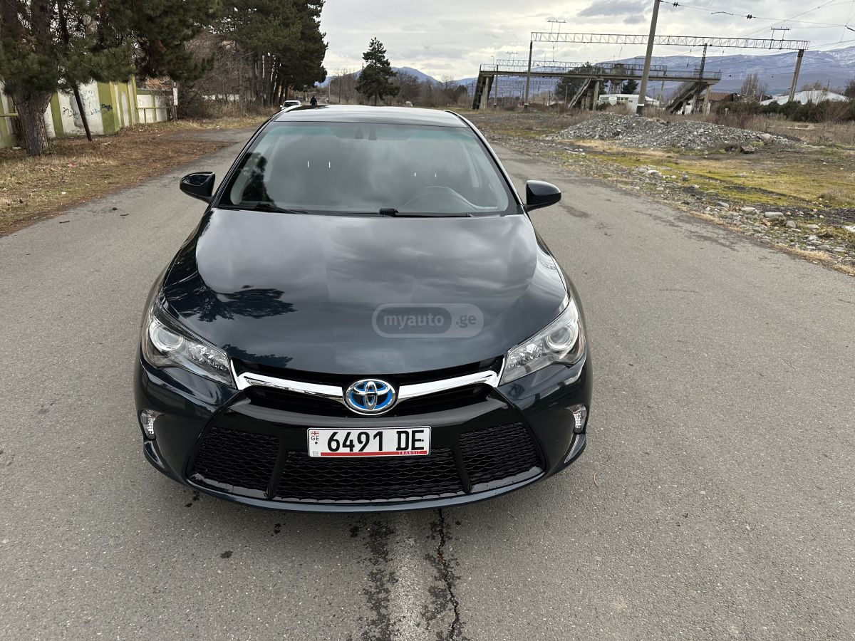 Toyota Camry - фото 1