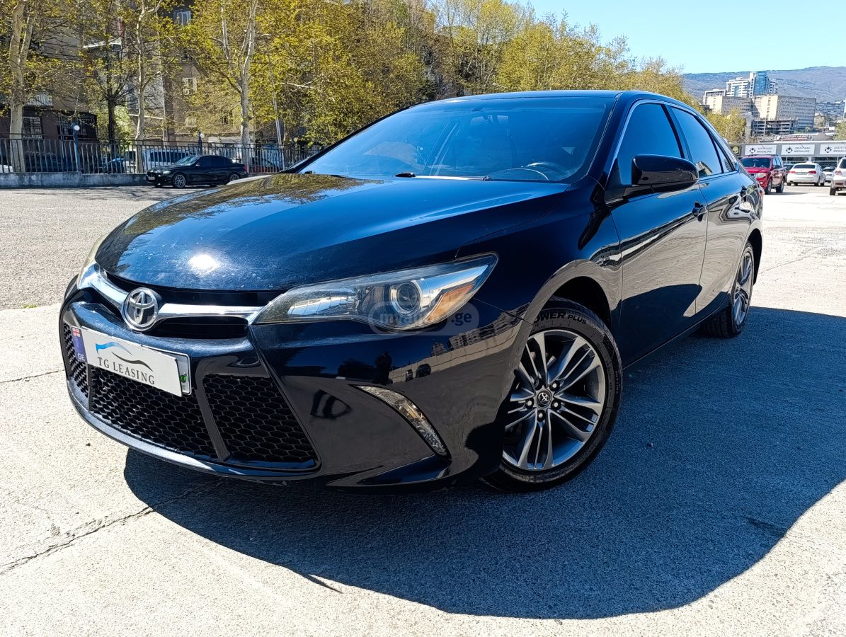 Toyota Camry - фото 1