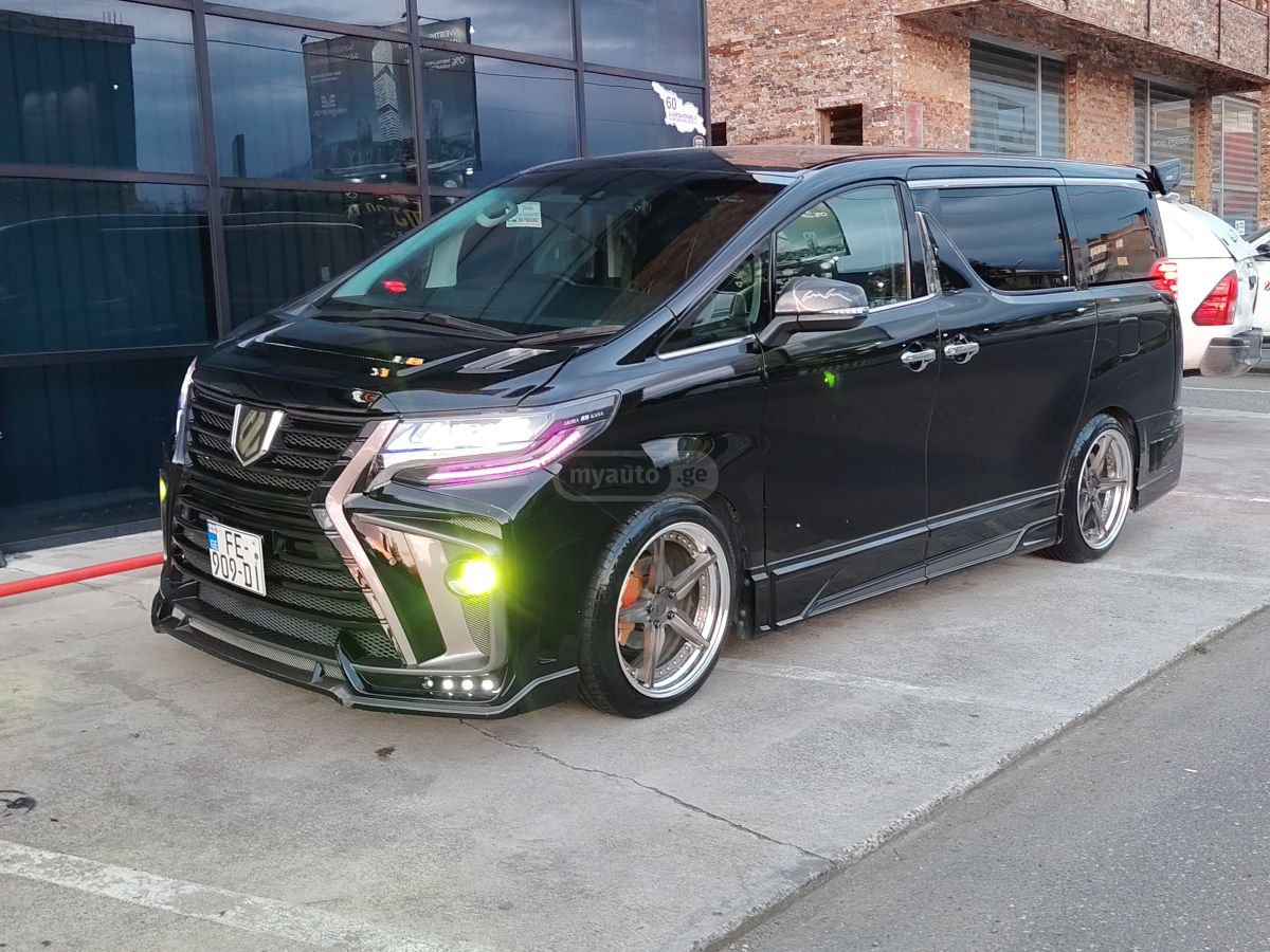Toyota Alphard - фото 1