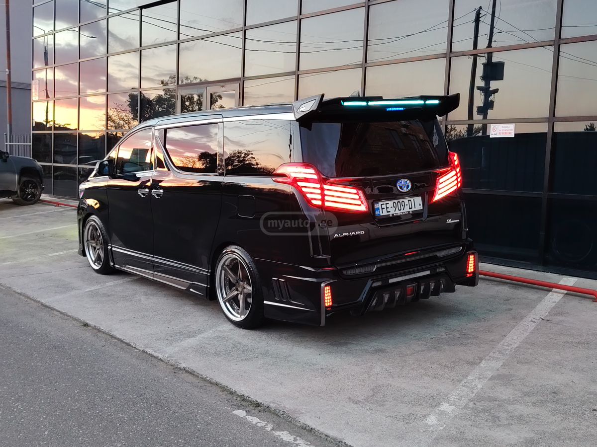 Toyota Alphard - фото 2