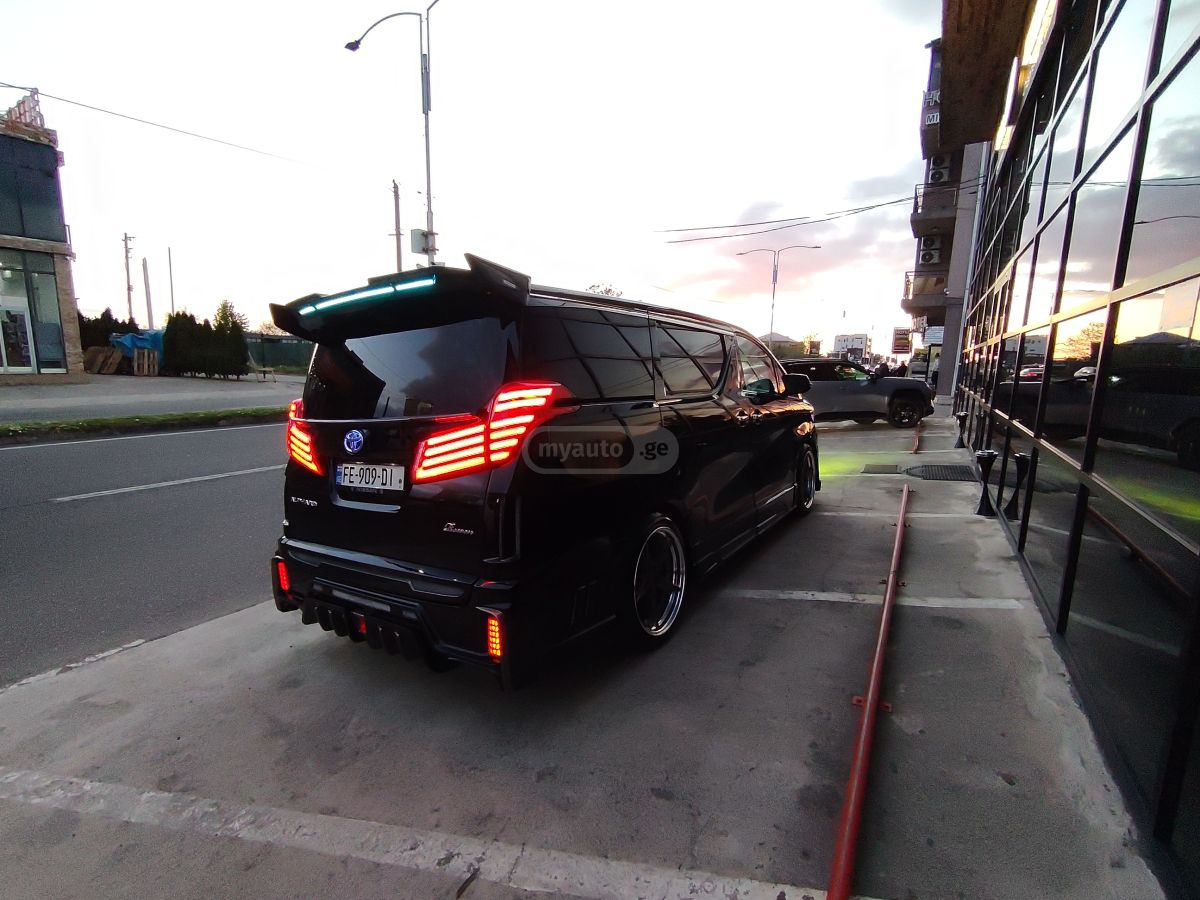 Toyota Alphard - фото 3