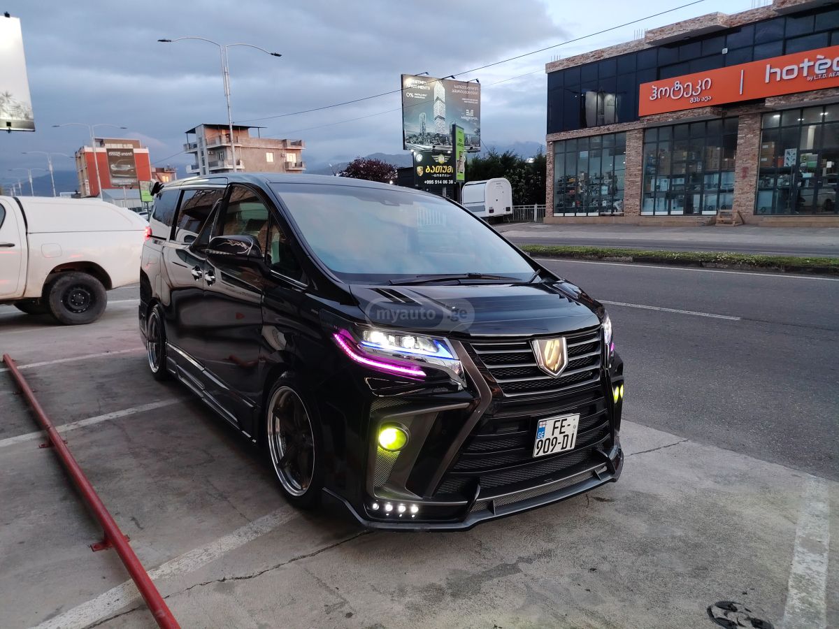 Toyota Alphard - фото 4