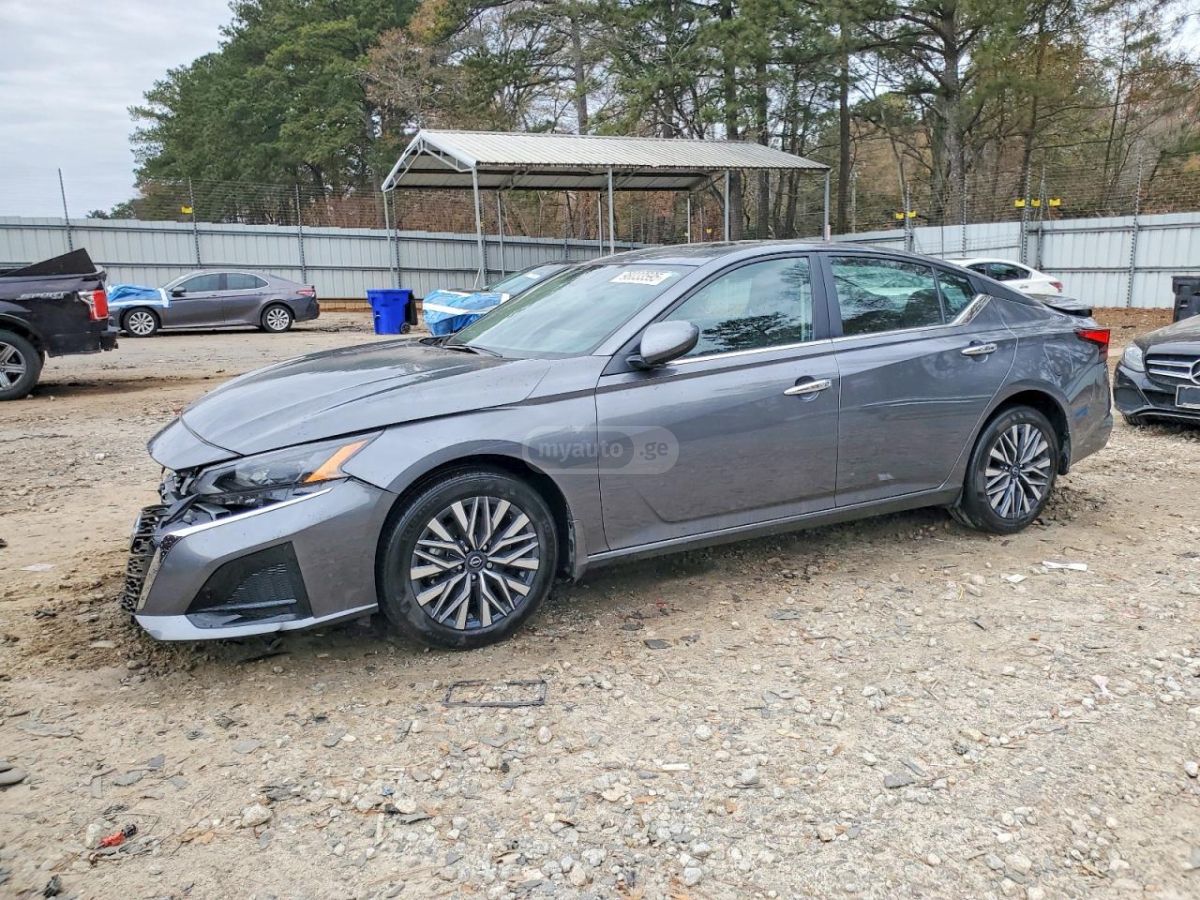 Nissan Altima - фото 1