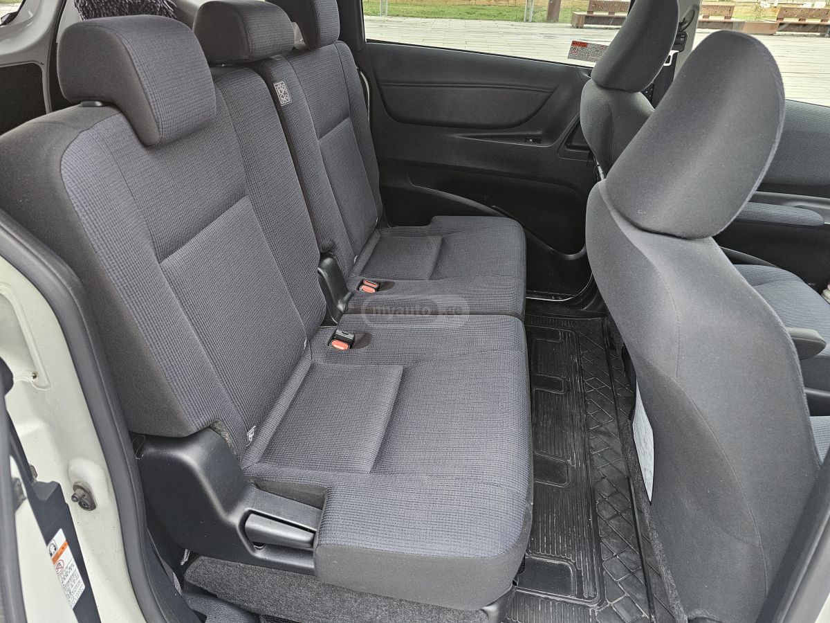 Toyota Noah - фото 10