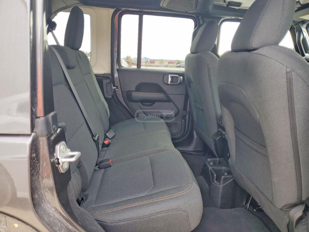 Jeep Wrangler - фото 10