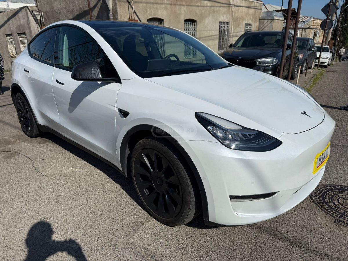 Tesla Model Y - фото 1