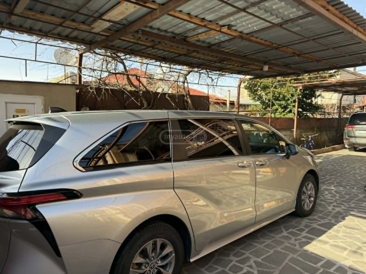 Toyota Sienna - фото 1