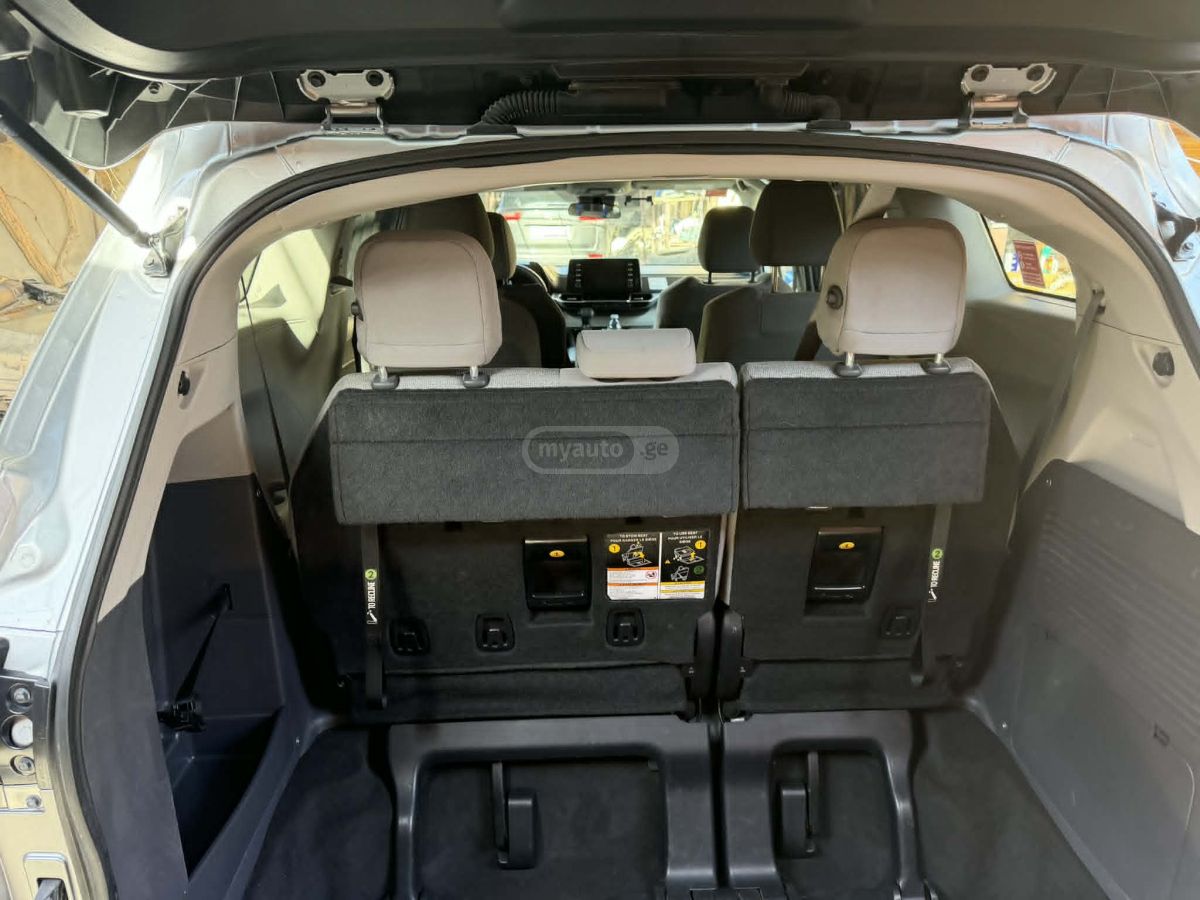 Toyota Sienna - фото 3