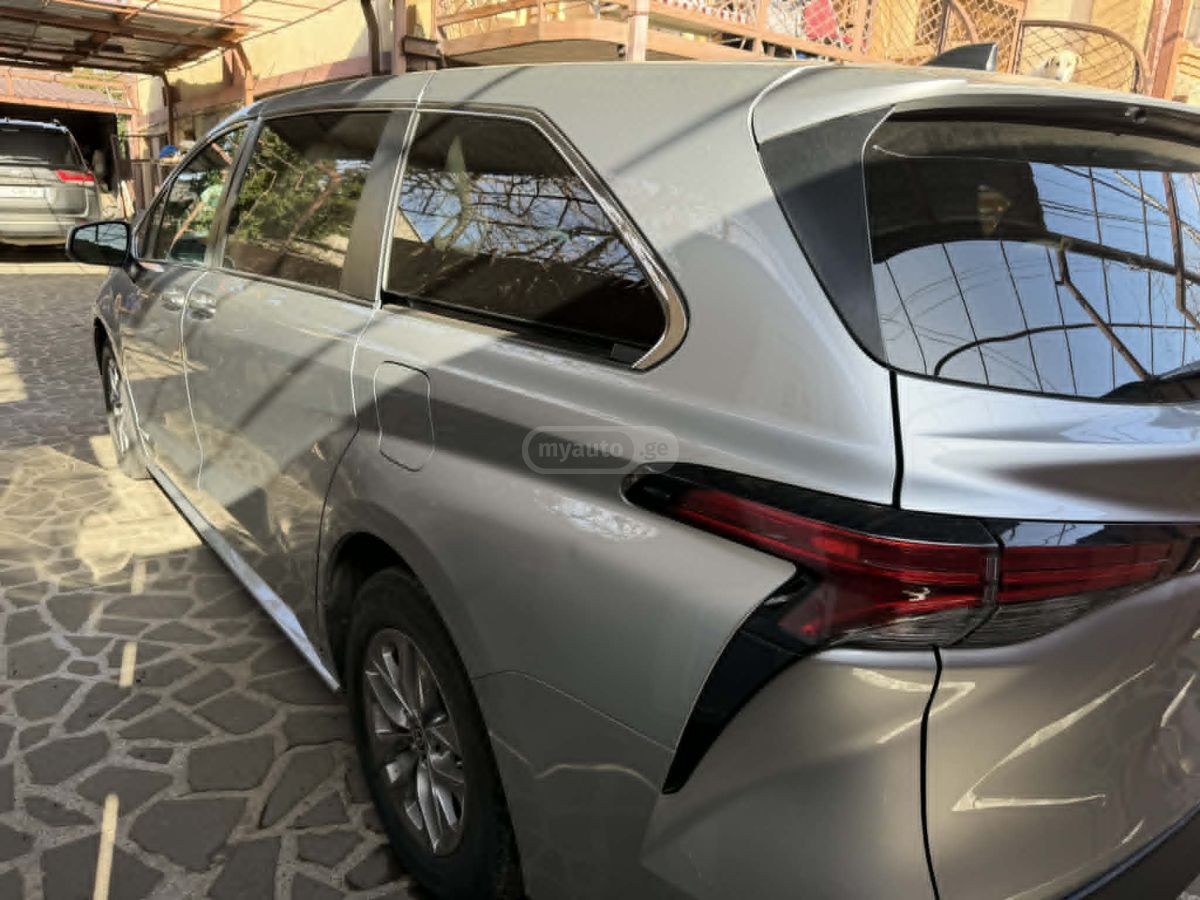 Toyota Sienna - фото 4