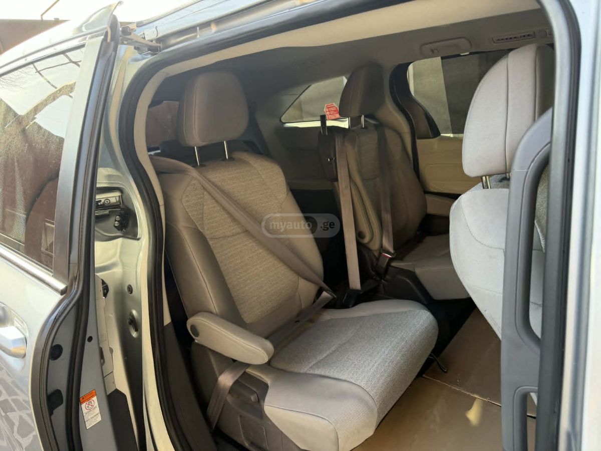 Toyota Sienna - фото 6