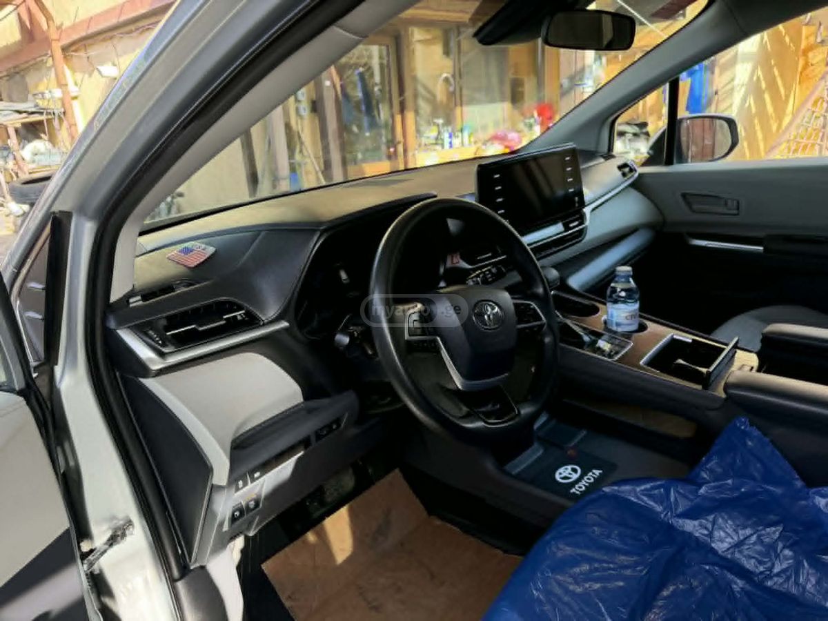 Toyota Sienna - фото 8