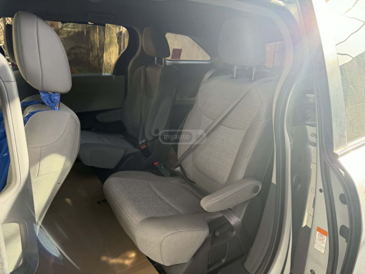 Toyota Sienna - фото 9