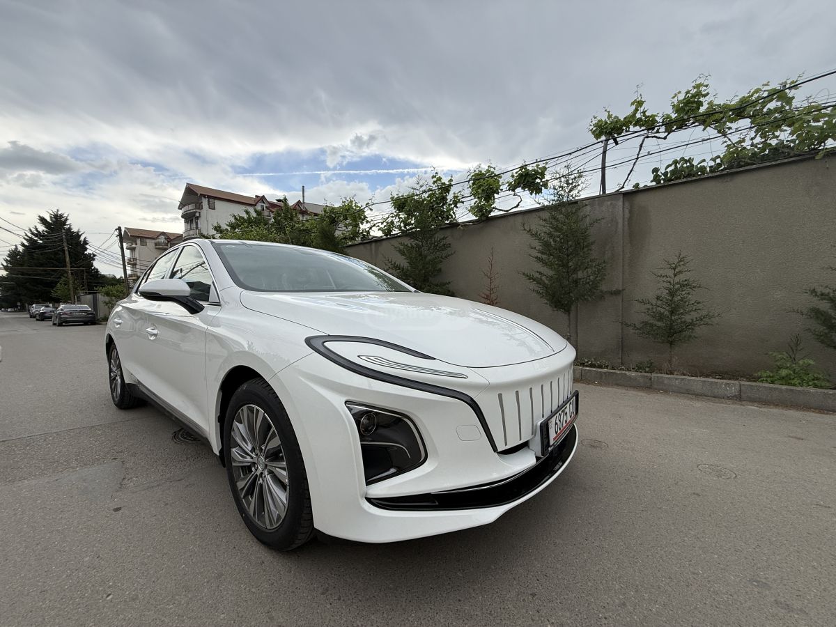 Hongqi E-QM 5 