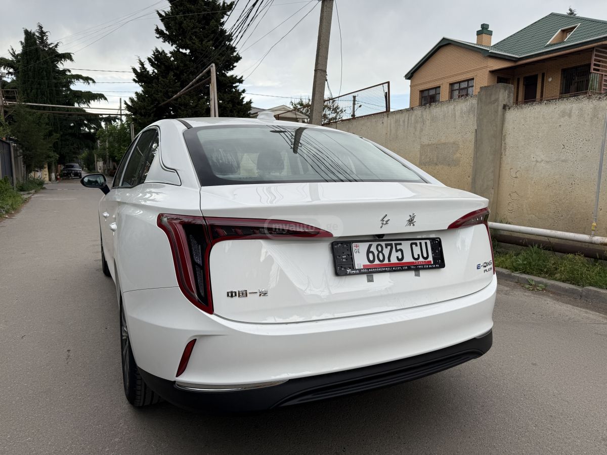 Hongqi E-QM 5 