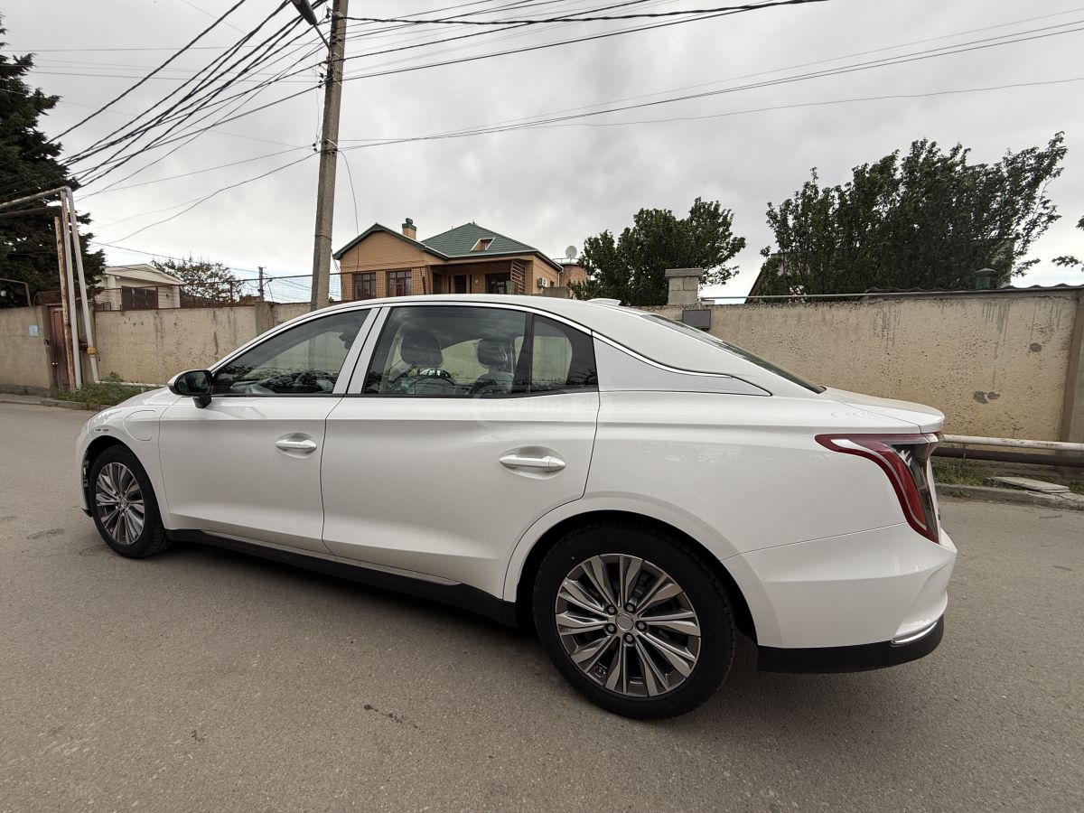 Hongqi E-QM 5 