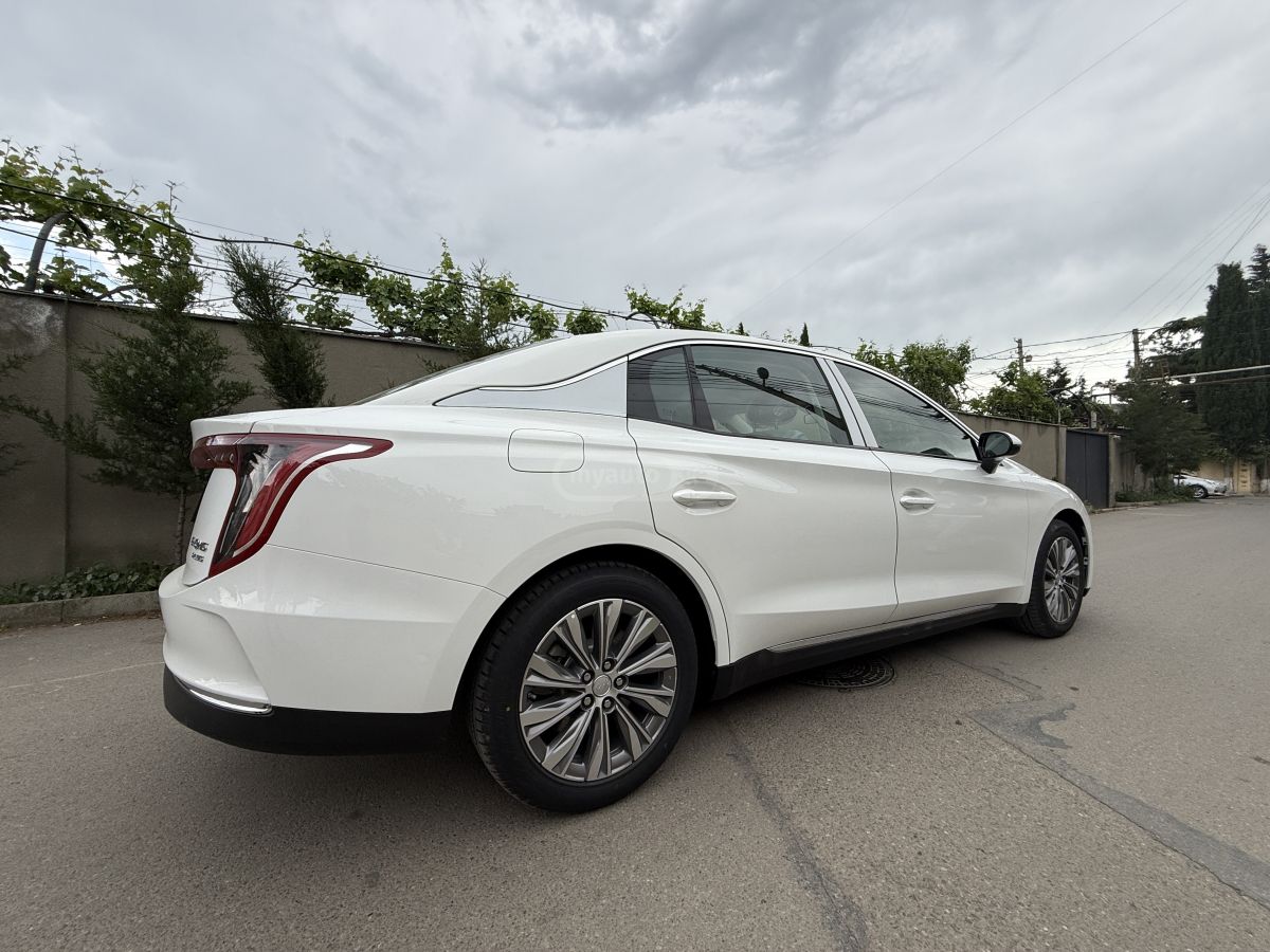 Hongqi E-QM 5 