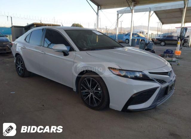 Toyota Camry - фото 1