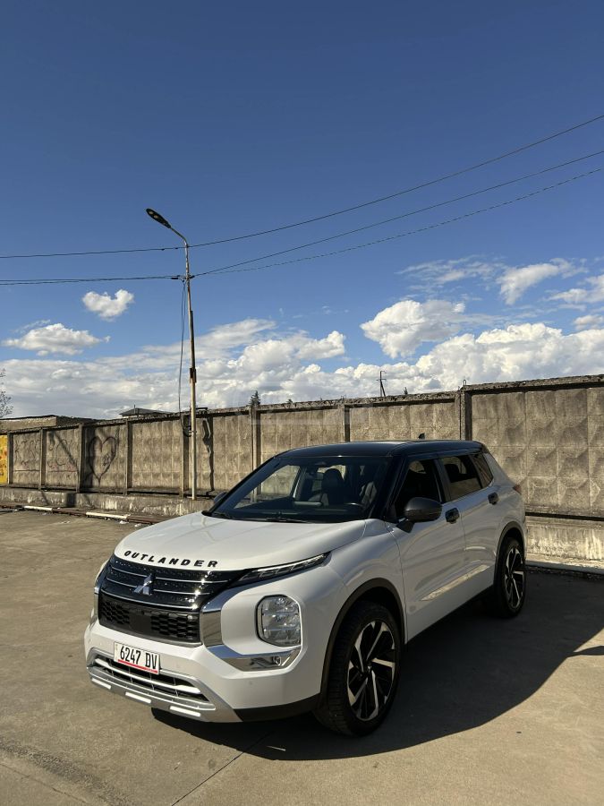 Mitsubishi Outlander - фото 1