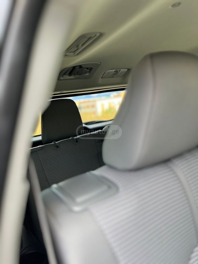 Toyota LE 4dr All-Wheel Drive Automat — миниатюра 14