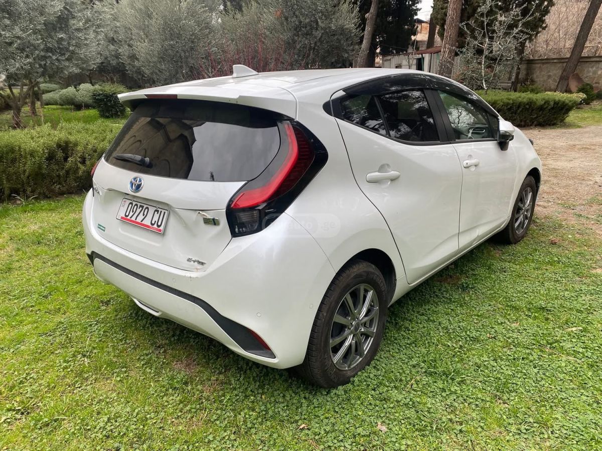 Toyota Aqua - фото 6