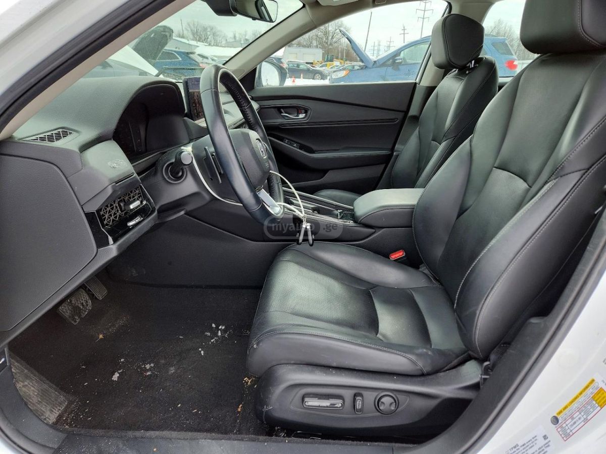 Honda Touring w/o BSI 4dr Sedan CVT — миниатюра 7